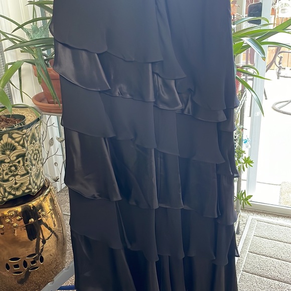 Bloomingdale’s sexy long formal dress, Size 10 - Picture 7 of 8